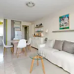 Vue - 50 M Apartment